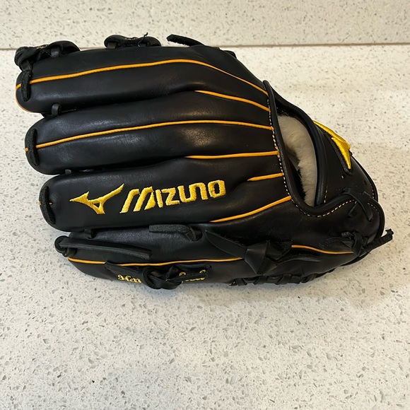 Mizuno baseball glove - Picture 1 of 4